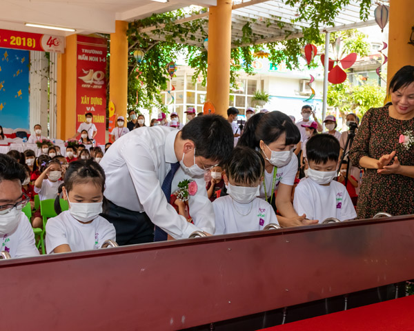 Explaining proper hand hygiene to the children.